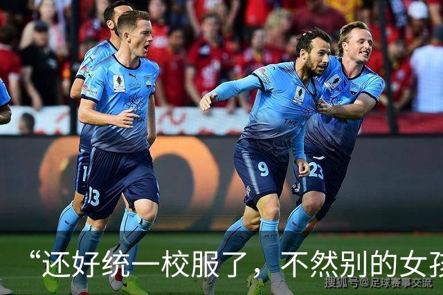 “还好统一校服了，不然别的女孩多自卑”，中学女生背影，诠释了天生主角